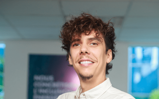 Rectangle 173 Homme souriant